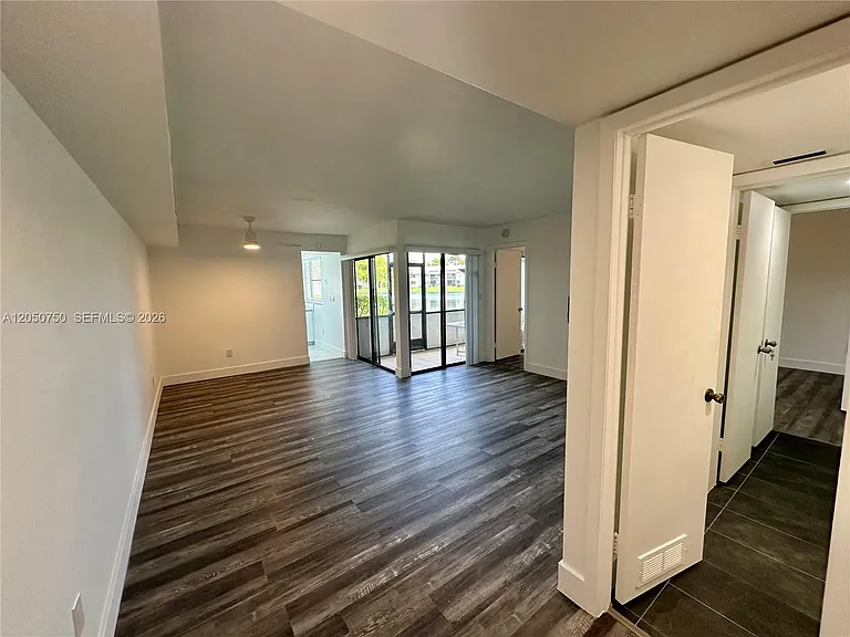 960 N Franklin Ave #960G — Photo 3