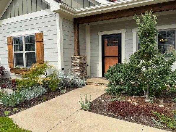 121 Chepstow Pl, Black Mountain, NC 28711