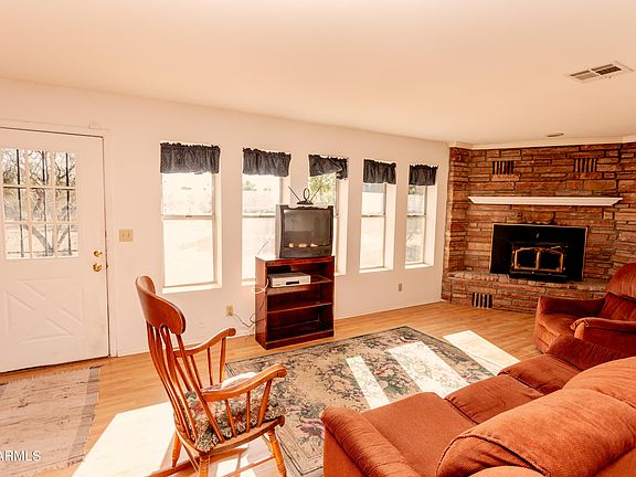4th image of 5257 S Santa Claus Ave
