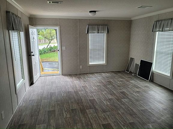 4th image of 802 Cypress Ln #112