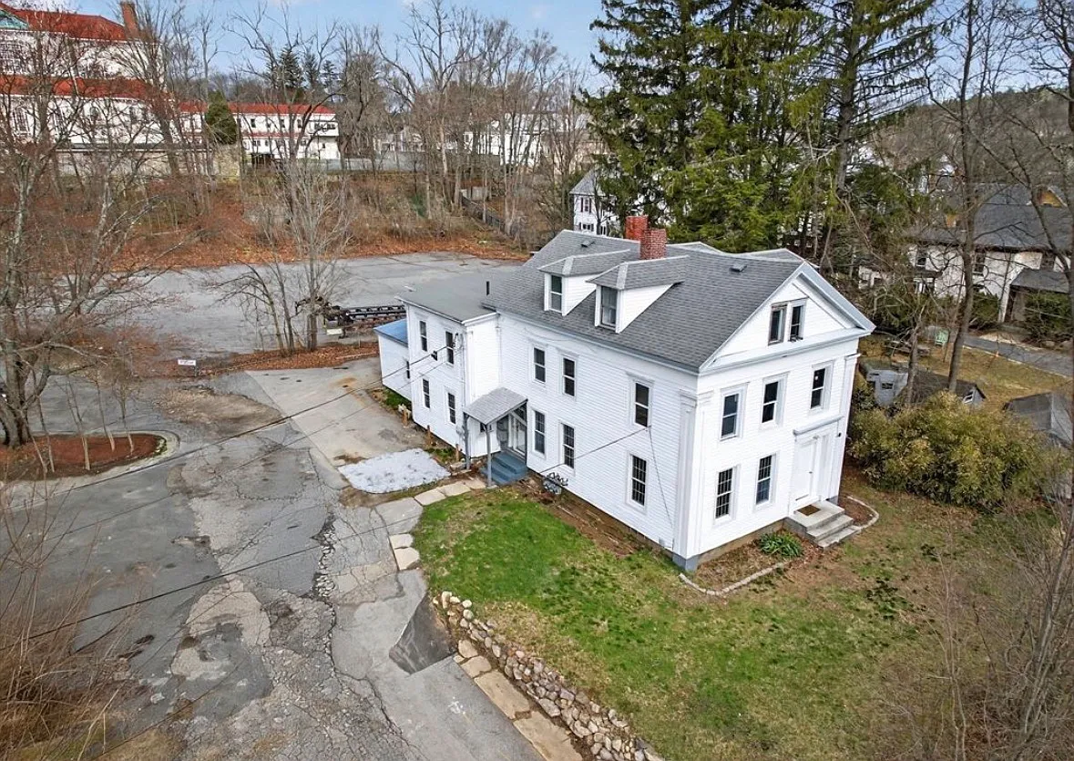 5 bed, 1.5 bath, 1600 sqft, $2,750 — Photo 1