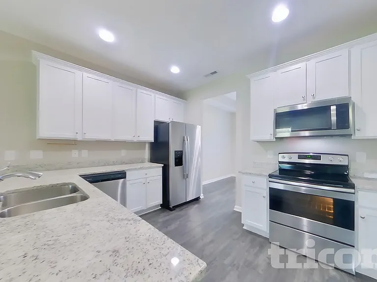 1016 Cyril Dr — Photo 6