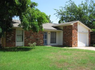 801 W Perry Dr, Mustang, OK 73064