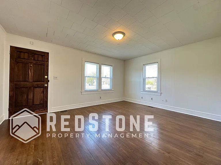 917 E Haggard Ave — Photo 2