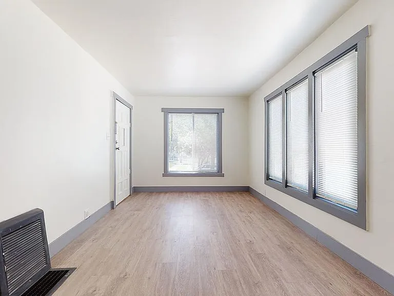 1127 Bell St — Photo 3
