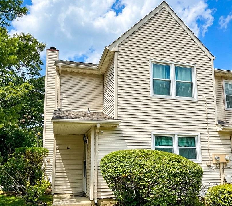 1st image of 16 Pin Oak Ln