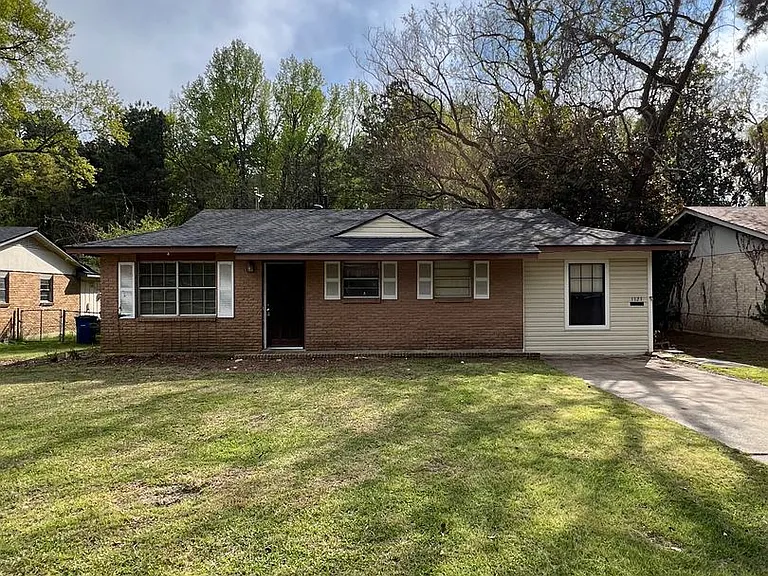 1121 Kimberly Dr — Photo 2
