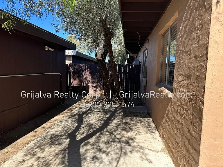 2451 E Mitchell St — Photo 16