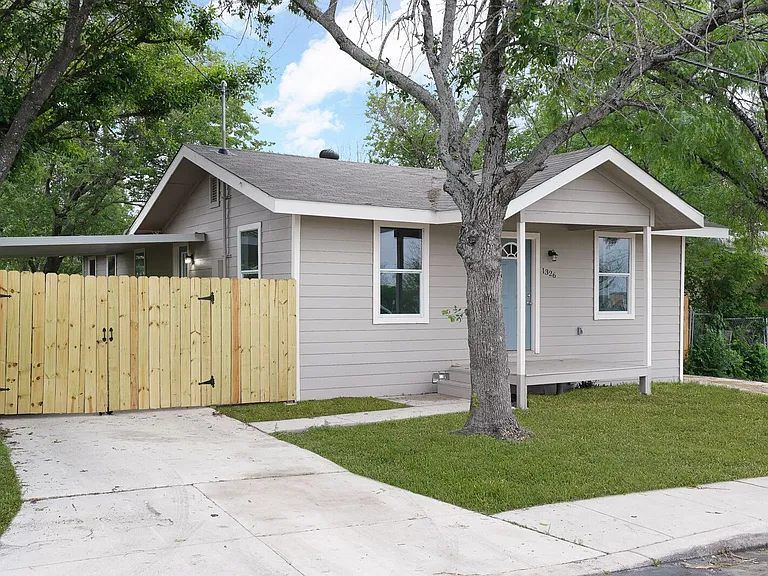1326 Ervin St — Photo 4