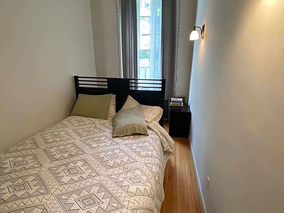 3rd image of 33 W 85th St #Aa1