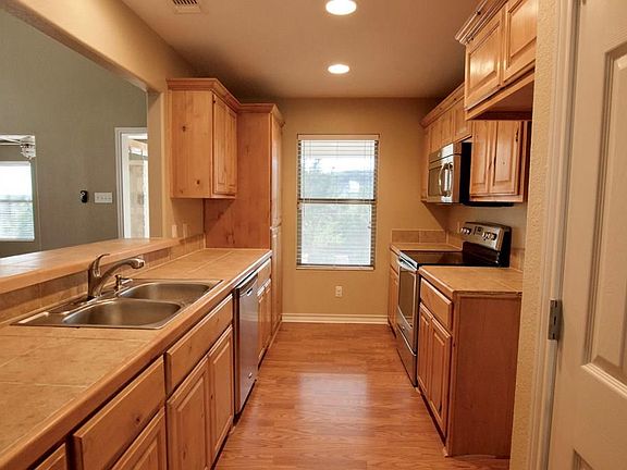 5th image of 423 Alvin Dr