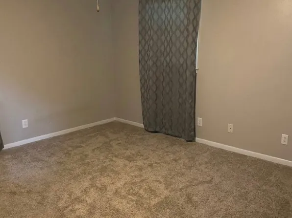 6902 N Central St #1A, Kansas City, MO 64118