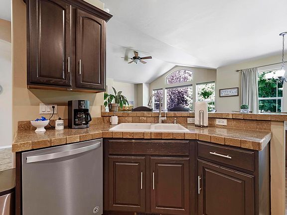 5th image of 474 Canyon Crest Dr W