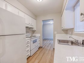 Albina Avenue, 2 beds 1.0 baths (872 sqft)