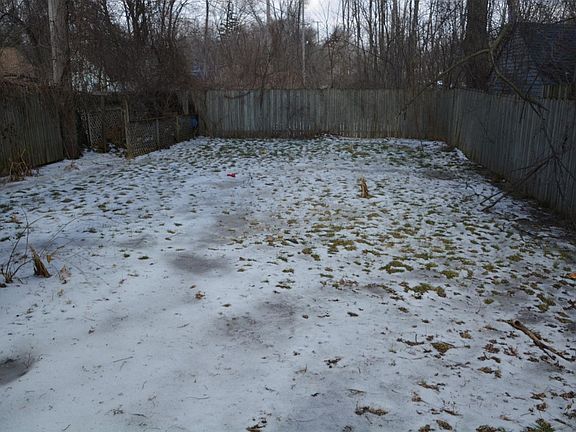 4th image of 819 Young St