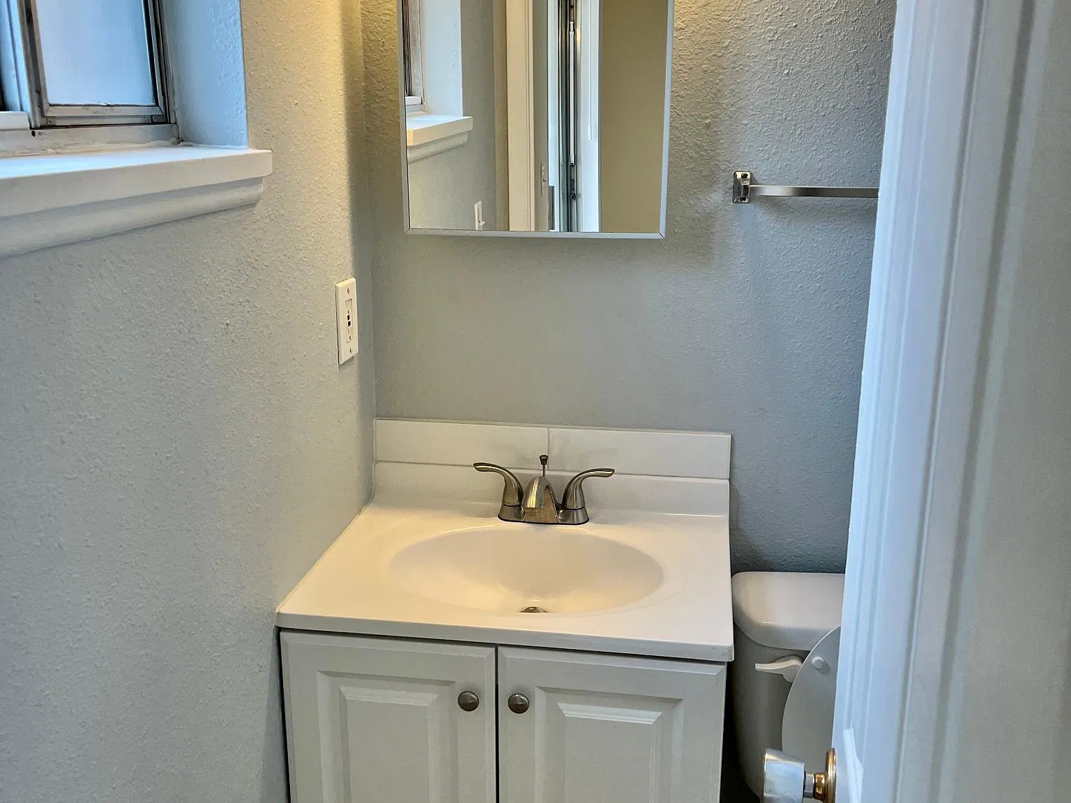 3 bed, 1.5 bath, 1080 sqft, $2,200 — Photo 4