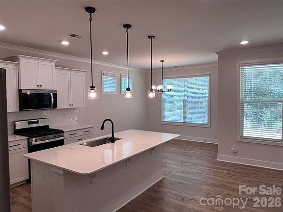 3rd image of 2028 Skyhawk Dr