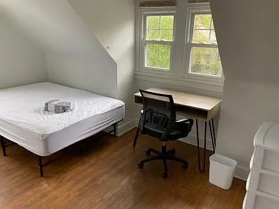 5 bed, 2.5 bath, 2176 sqft, $2,000 — Photo 4