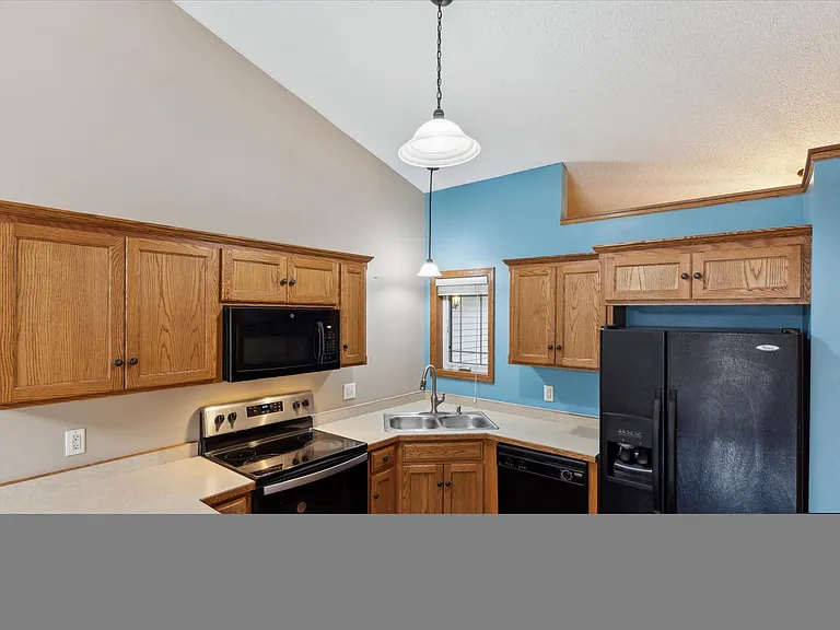 7300 Kahler Cir NE — Photo 3