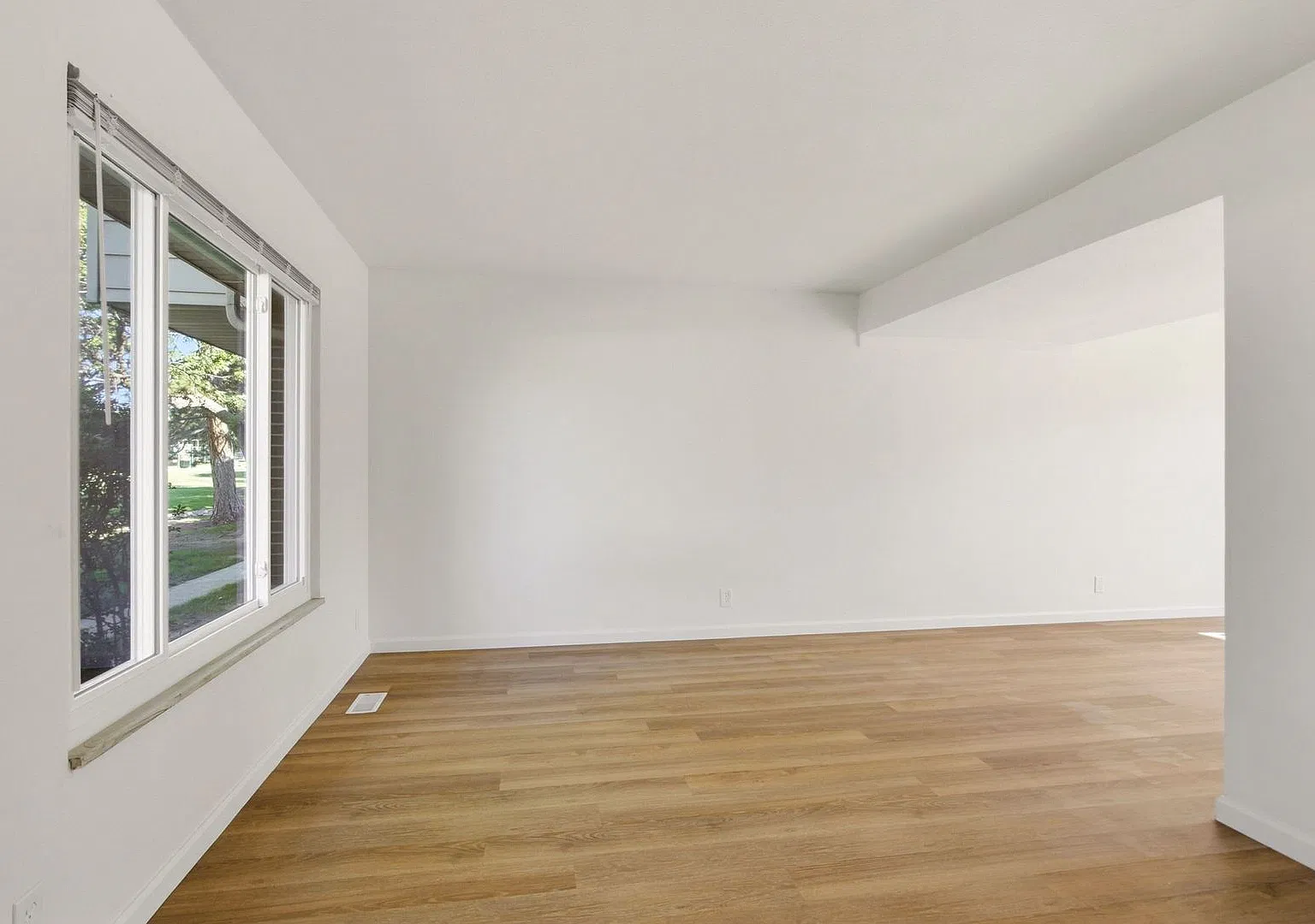 Fresh interior!! Beautiful townhome! 6 month lease only! — Photo 4
