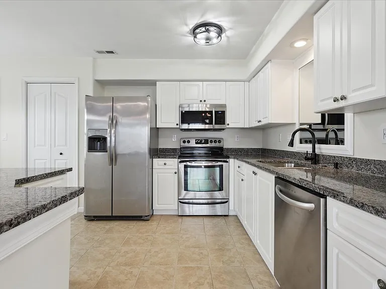 107 Post Oak Rd — Photo 8