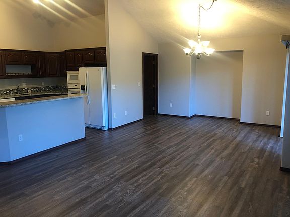 3rd image of 818 W Lincoln Blvd