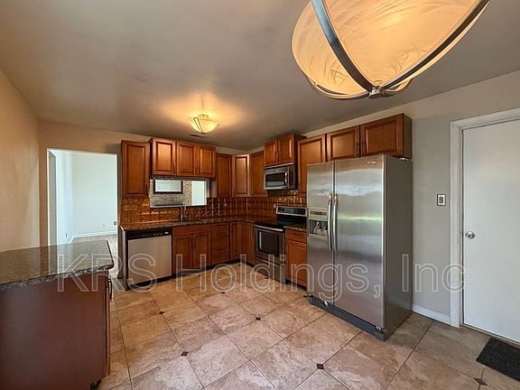 5th image of 1620 Boles Pl
