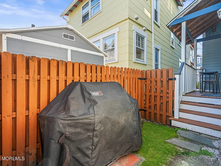 49 Franklin Ave — Photo 25