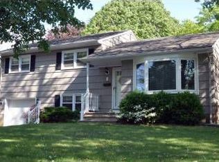 1 Douglas Rd, Green Brook, NJ 08812