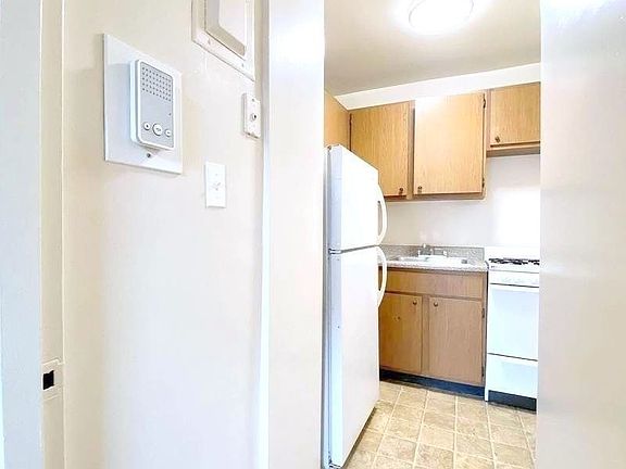 3rd image of 59 W 76th St #2C