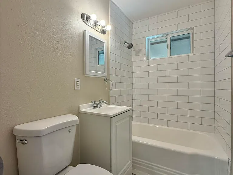 3216 N Maple St — Photo 5