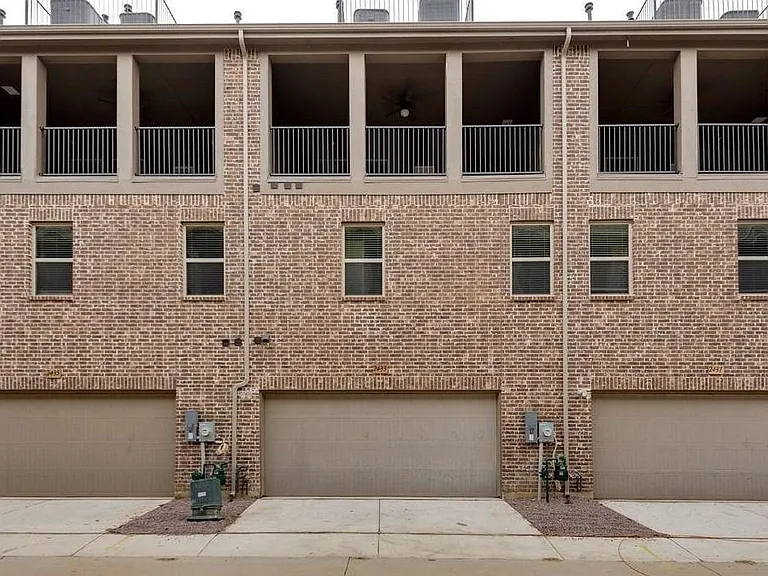 2433 Siskiyou St — Photo 24