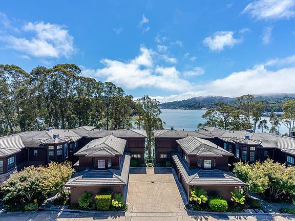 3rd image of 31 De Silva Island Dr