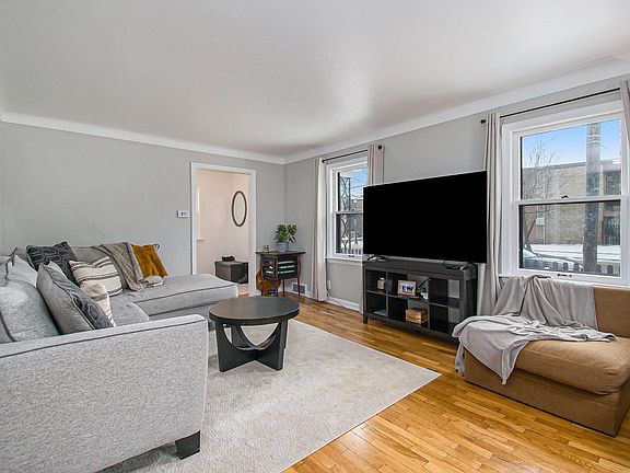 3rd image of 828 W Lovell St