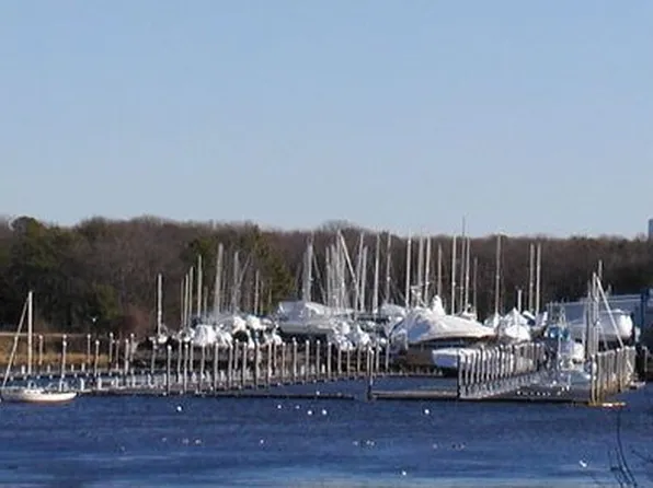 18 Riverside Dr, Riverside, RI 02915