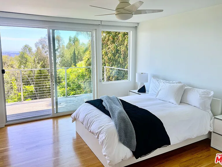 8376 Hollywood Blvd — Photo 32