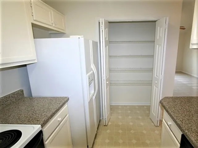 2416 Bradfield Ct — Photo 4