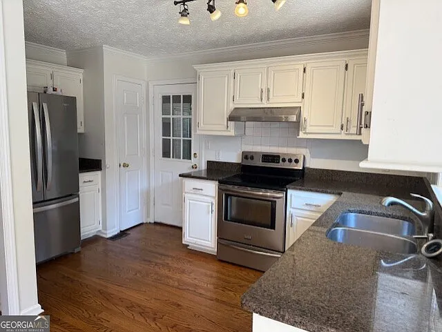 4 bed, 2.5 bath, 2166 sqft, $2,600 — Photo 4