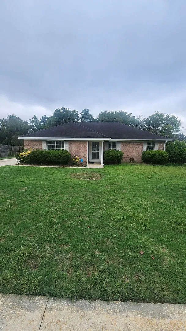 3 Bed 2 Bath Ranch Style House — Photo 1
