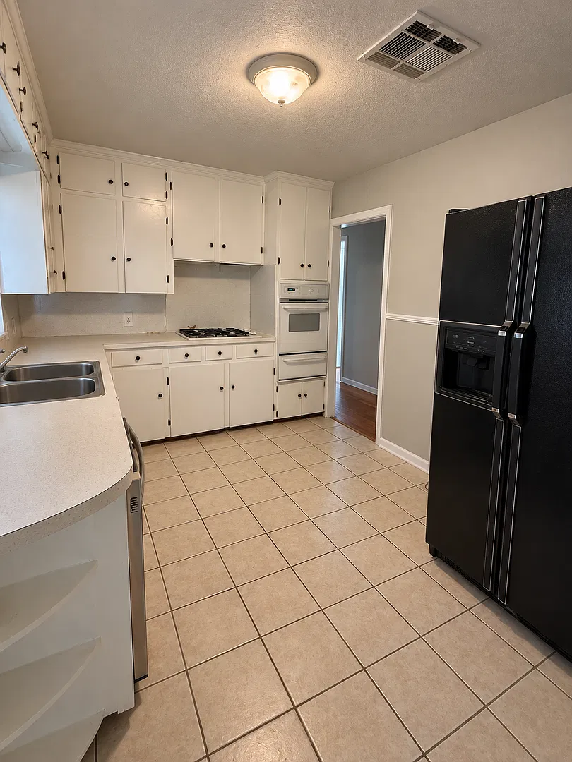 House for Lease -2505 Douglas — Photo 4