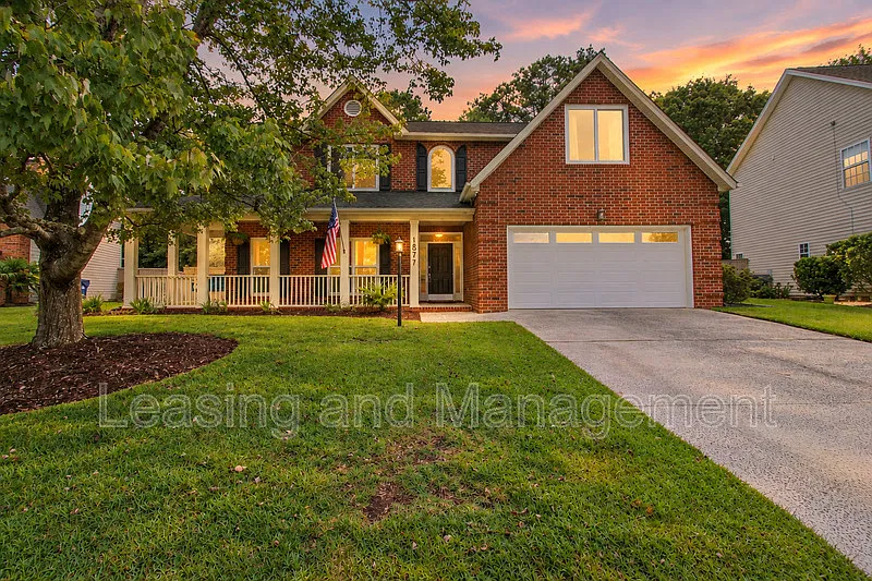 4 bed, 2.5 bath, 2540 sqft, $4,500 — Photo 2