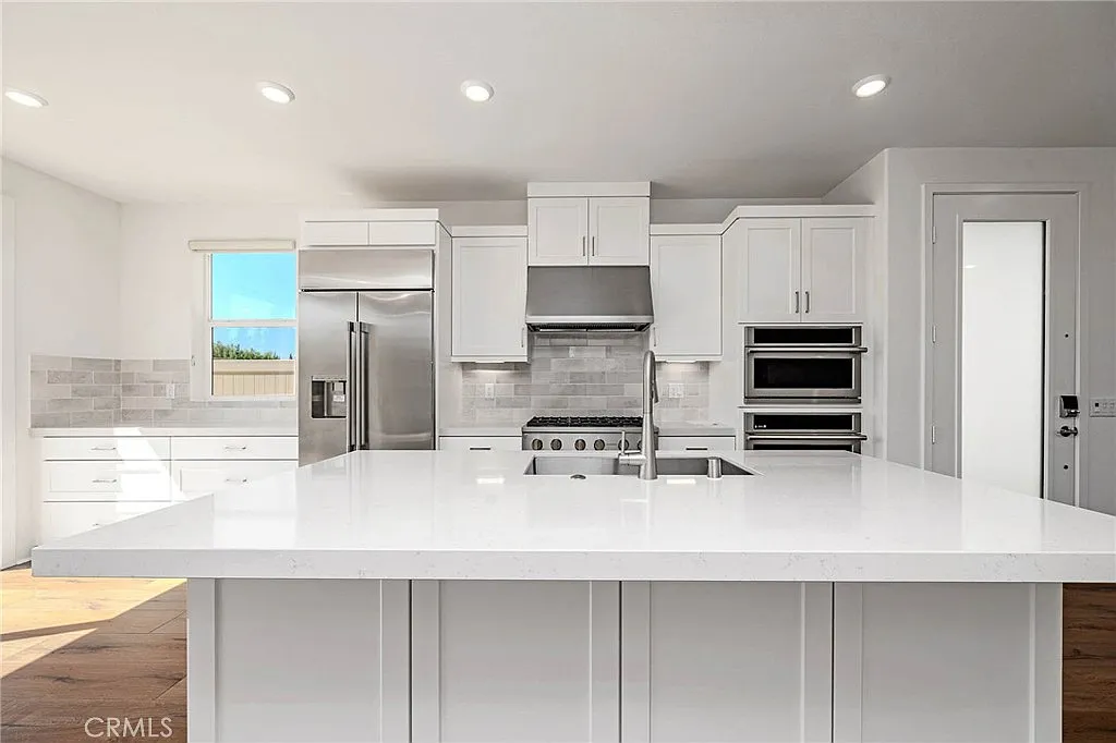3 bed, 2.5 bath, 2011 sqft, $5,800 — Photo 2