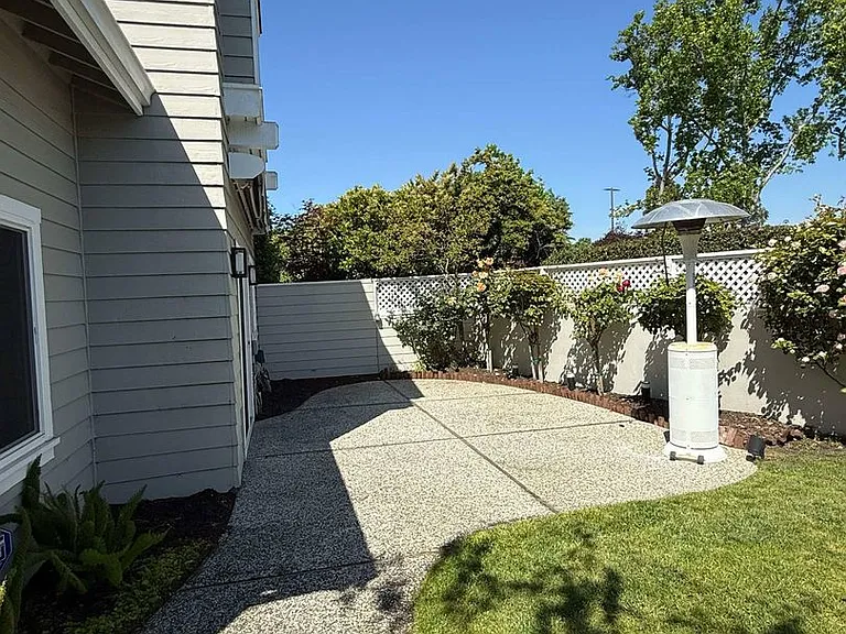 704 Newport Cir — Photo 21