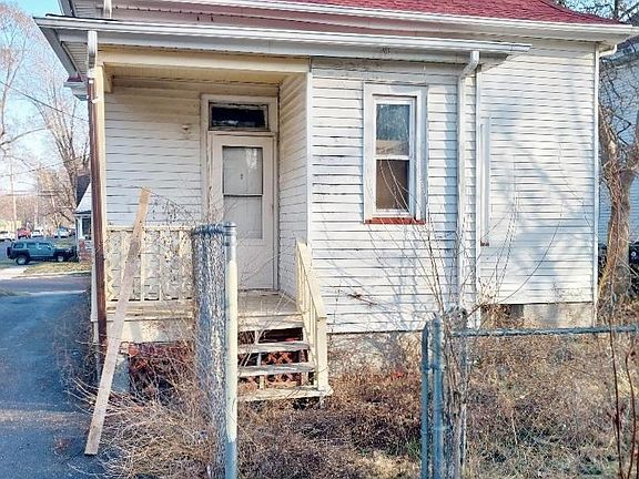 3rd image of 202 E Archer Ave
