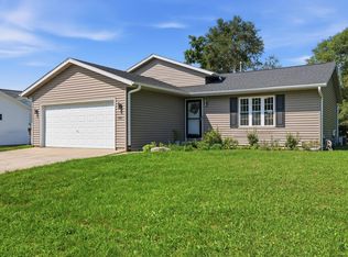 301 Ridgeview Dr, Lake Mills, WI 53551