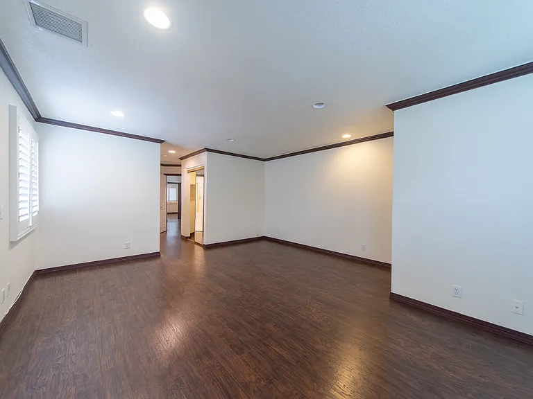 218 E Newman Ave — Photo 18