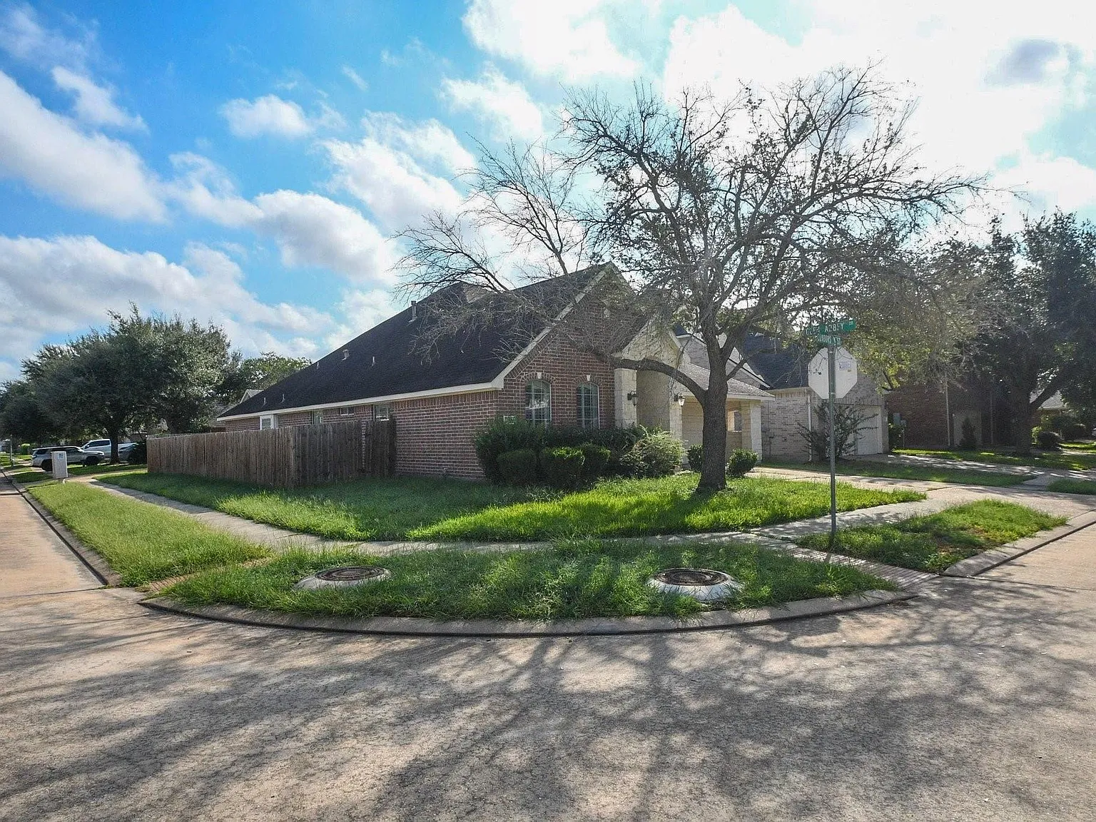 3 bed, 2.0 bath, 2256 sqft, $2,300 — Photo 2
