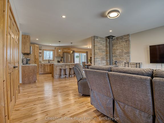 3rd image of 23 Maple Dr