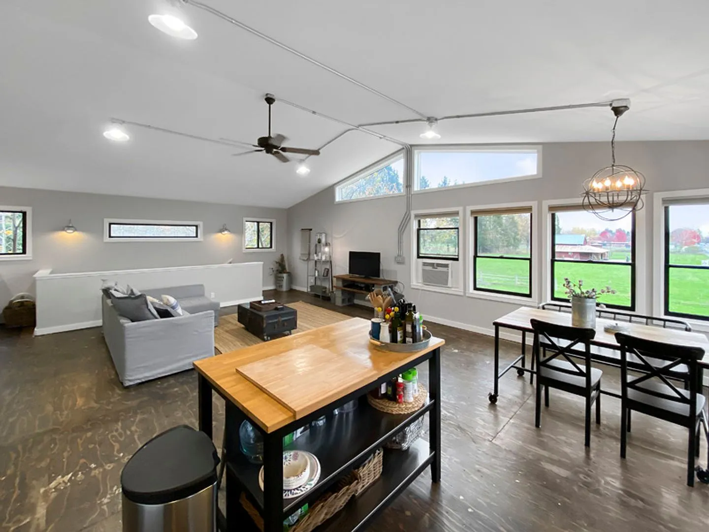 Portland Loft: Fully Furnished Loft Living with views of the golf course $300 Utility Fee — Photo 3