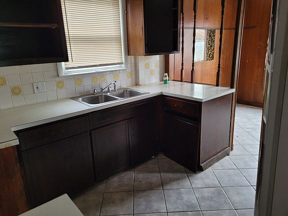 2nd image of 321 E Archwood Ave